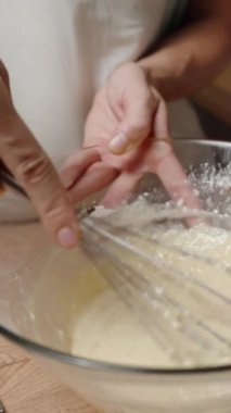 Dikey video. Cam Kasede Kalın Vurucu, Fırın Sürecinde Bir Sonraki Adım İçin Hazırlanıyor, Karıştırmaya Odaklan. Yavaş çekim.