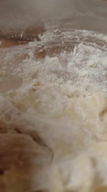 Dikey video. Glass Bowl 'da Kneading Dough, Un ve Islak Malzemeleri Birleştirmek, Pürüzsüz, Elastik Hamur Yaratmak. Yavaş çekim.