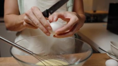 Yumurtayı Cam Kâseye Kıran, İçindekileri Pişirmeye Hazırlayan, Mutfak Mutfağı Sahnesi Yaratan. Yavaş çekim.