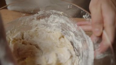 Glass Bowl 'da Kneading Dough, Un ve Islak Malzemeleri Birleştirmek, Pürüzsüz, Elastik Hamur Yaratmak. Yavaş çekim.