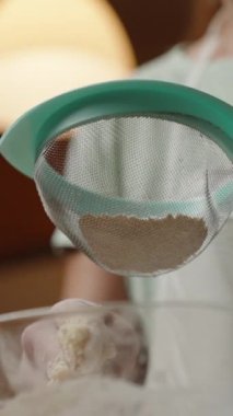 Dikey video. Hamur ile bir kâseye un eklemek, Mükemmel Tutarlılık için Son Malzemeler eklemek, Son Karıştırmaya Hazırlanmak. Yavaş çekim.