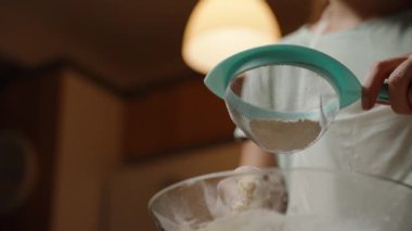 Hamur ile bir kâseye un eklemek, Mükemmel Tutarlılık için Son Malzemeler eklemek, Son Karıştırmaya Hazırlanmak. Yavaş çekim.