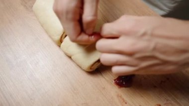 Hamur 'u Kiraz Reçeli ile Kesme, İplik Kullanmak, Temiz ve Dilimler Sağlama. Yavaş çekim.