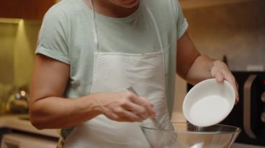 Bir kase süte şeker dökmek, malzemeleri çırpma makinesiyle karıştırmak, Hamur 'u pişirmeye hazırlamak..