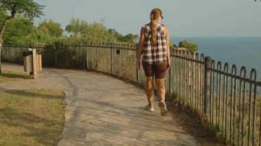 Okyanus 'un Kavisli Yolunda Dolaşan Bir Kadın Çiti Geçip Kıyı Sahiline Gidiyor.