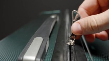Dolly Slider, kapat. Parmaklar fermuarı tutar, valizi kapatır macera ve keşif yolculuğu için son hazırlıklar yapılır..
