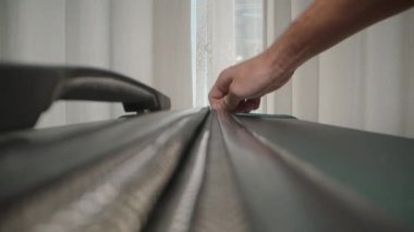 Dolly Slider, kapat. Parmaklar valizin fermuarını kapatır. İçindekileri güvende tutar. Keşif ve rahatlama dolu heyecanlı bir yolculuğa hazırlanır..