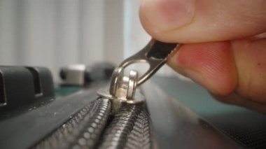 Dolly Slider, kapat. Bir valizin fermuarını çekerek, unutulmaz bir gezi ve hafta sonu kaçışı için toplanmanın son adımını sembolize ediyor..