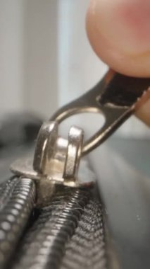 Dikey video. Dolly Slider, kapat. Bir valizin fermuarını çekerek, unutulmaz bir gezi ve hafta sonu kaçışı için toplanmanın son adımını sembolize ediyor..