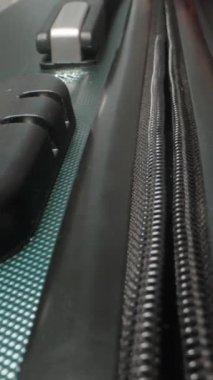Dikey video. Bir el fermuarı çekerek bavula kapatır ve şifreyi kilitlemeden önce içindekileri emniyete alır..