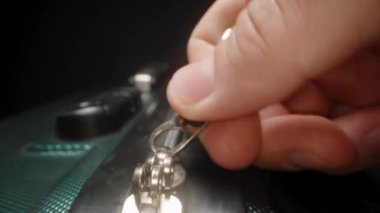 Parmaklar bavulun fermuarını düşük ışıkta tutar, unutulmaz bir gezi beklentisiyle açar, rutinden kaçar. Dolly kaydırıcı, kapat..