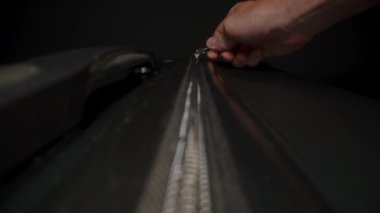 Fermuarı çekmenin pürüzsüz hareketine odaklanmak için valizin fermuarını kapatan parmaklar. Dolly kaydırıcı, kapat..