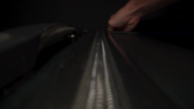 Bir El, yolculuktan önce her şeyin güvenli bir şekilde paketlendiğinden emin olmak için valizin fermuarını kapatmaya devam ediyor. Dolly kaydırıcı, kapat..