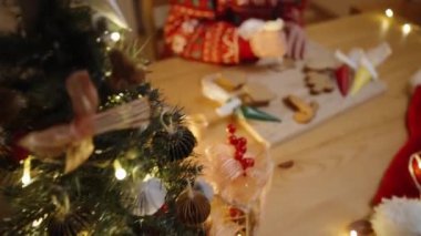 Çeşitli Zencefilli Kurabiyeleri Farklı Renkli Dondurmayla Süslemeye, Sıcak Noel Sahnesine Neşeli Dokunuş Getirmeye Başlıyor.