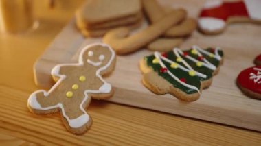 Şeker Çubuğu Kurabiyesine Kırmızı Buzlu Şekerleme Eklerken, Sıcak, Tatille Süslemeli Bir Evde Detaylara Odaklanıyor.