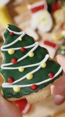 Dikey video. Noel Ağacı Kurabiyesi Seçme Süslü Tatil Kurabiyeleri 'nden Sunny Noel Sabahı Güvertesinde.