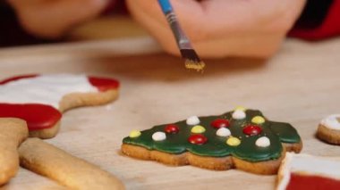 Kırmızı Kazaklı Bir Kadın Tarafından Parıldayan Noel Ağacının Yakın Çekimi Kurabiye Şeklinde.