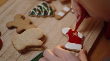 Beyaz Çoraplı Kurabiyeye Kırmızı Buzlu Şekerleme, Samimi Tatil Ayarları ile Neşeli Görünüşü Artırıyor.