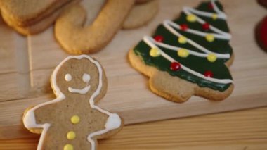 Sarı buzlu Zencefilli Kurabiye Adam Kurabiyesi 'ni özetliyor, Sıcak, Tatil Atmosferinde Şenlik Detayları Ekliyor.