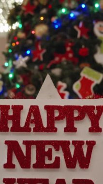Dikey video. Bir otel lobisindeki Noel Ağacı, Işıklar ve süslemelerle süslenmiş ve Parlayan Yıldız ile süslenmiş..