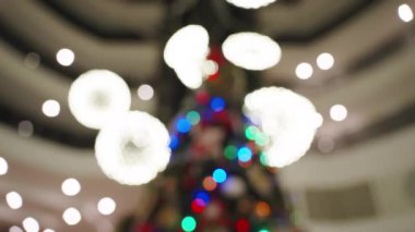 Canlı Renkler ve Yumuşak Işıklar Birlikte Bulanık, Tatil sezonunun sıcaklığını ve neşesini çağrıştırıyor.