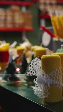 Dikey video. Ağaç şekilli bir kurabiyede altın tozunu fırçalamak, Şenlik sezonu için her detayın parlamasını sağlamak. Güneşli Noel Sabahı.