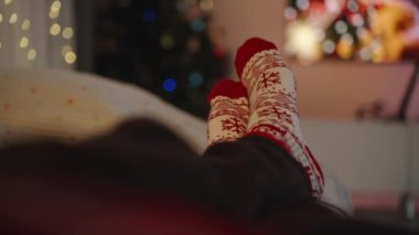 Sıcak bir tatil akşamı, Noel çoraplarıyla koltukta dinlenmek, Noel ağacının yanında televizyon izlemek..