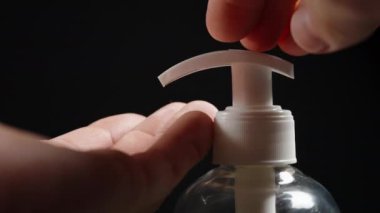 Eller Pump Dispenser 'a basar, Sıvı Sabun, Yakın Çekim Görünümü, Şeffaf Şişe ve Ürün Dokusu.