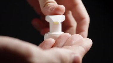 Eller Kapalı Pompa Kullanımı, Krem veya Losyon Salımı, Karanlık Arkaplan Vurgulama Ürün Dokuma ve Ayrıntıları.