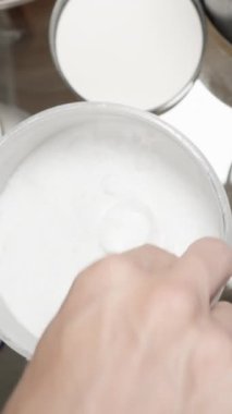 Dikey video. Kreatin 'i kavanoza geri doldurup kapağı kapatarak çalışma rutininde kullanımını yeniden gözden geçiriyoruz..