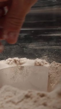 Dikey video. Kavanozdan el temizleme Protein tozu. Potansiyel sallama ya da takviye karışımı için hazırlanıyor..