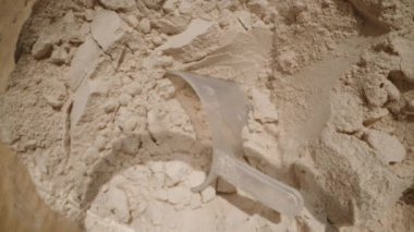 Kamera kabın dışına doğru hareket ederken bir kaşık Protein tozunu yokluyor ve yakın çekim görüntüsünü yakalıyor. Dolly Slider, kapat. Yavaş çekim.