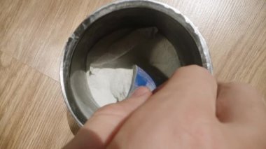Antrenman öncesi pudra kavanozuna mavi bir kepçeyle uzanarak servis atışını ölçmeye hazırlanıyor. Dolly Slider, kapat. Yavaş çekim.