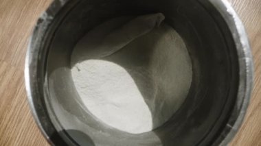 Mavi kepçeyi egzersiz öncesi toz kavanozuna geri atıp takviyeyi kullanmamaya karar vermek. Dolly Slider, kapat. Yavaş çekim.