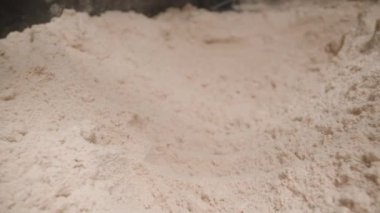 Protein tozunu yakından çek ve masaya bir kepçe koy. Kamera yavaşça kavanozdan dışarı kayıyor. Dolly kaydırıcı, kapat..
