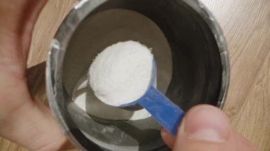 Barutun bir kısmını ölçüp kesin miktarı alabilmek için fazlalıkları silkeleyeceğiz. Yavaş çekim.