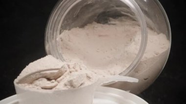 Dolly sürgüsü, Protein tozu havaya dağılırken yakın çekim için harekete geçiyor. Dolly kaydırıcı, kapat..