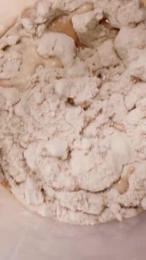 Dikey video. Titreşim içinde dönen protein tozu ve süt karıştırma işlemine başlıyor..