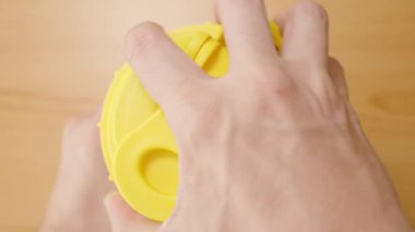 Protein karışımının ne kadar iyi karıştığını kontrol etmek için Sarı Sarsıcı şişe kapağını sökmek.