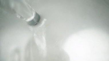 Temiz suda yükselen ve dönen kabarcıkların yakın çekimi, sıvı içinde hareket ederken dinamik hareket ve berraklık gösteriyor. Yavaş Hareket