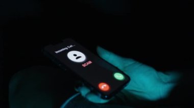 Bir telefon ekranında kullanıcının elinde riskli aramayı görmezden gelme anını gösteren 