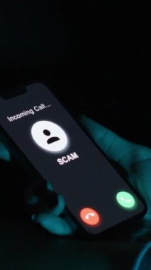 Dikey video. Kullanıcı aramayı reddederken telefon 