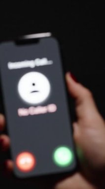 Dikey video. Kullanıcı, bilinmeyen kişilere karşı aktif olarak korunan 
