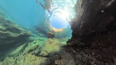 Bir Adam Sığ Sularda Büyük Su Altında Kayalara Yüzer, Işık Yansımaları Sahnenin 360 Görünümünü Rüya Gibi Yaratıyor.