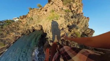 Kayalık bir uçurum boyunca yürümek, Deniz manzaralı geniş bir 360 Panorama 'da Sunset' in altın parıltısıyla Gölgeleri çekmek..