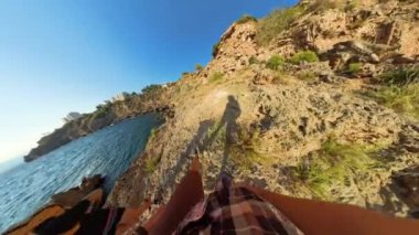 Rocky Cliffs 'e tırmanan bir kadının ilk insan görüntüsü, Eller Sahile, Sahile, Sahildeki Kayalıklara ve Okyanusa uzanırken, 360 Küresel Panorama' da yakalandı..
