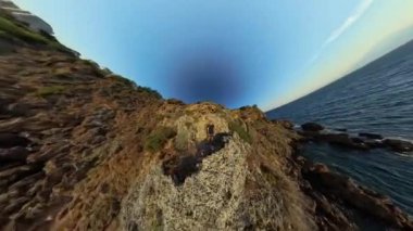 Engebeli Arazi ve Okyanus ile çevrili, Uçurumun Geniş Görüş Alanı ile Küresel Panorama 'da Yakalandı..
