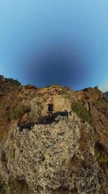 Dikey video. Engebeli Arazi ve Okyanus ile çevrili, Uçurumun Geniş Görüş Alanı ile Küresel Panorama 'da Yakalandı..