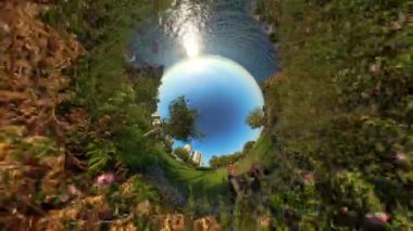 Bir çift, okyanusun yakınındaki bir parktan zevk alır, küçük bir gezegende yakalanır, etraflarını ağaçlar, binalar ve çiçekler sarar..