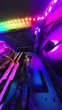 Dikey video. Bir oyun bilgisayarının içinde 360 derecelik bir kamera tarafından çekilen yukarıdan aşağı bir görüntü canlı RGB soğutma vantilatörlerini, ısı gidericileri ve diğer donanım bileşenlerini parlayan, yüksek teknolojili bir kurulumda vurguluyor..